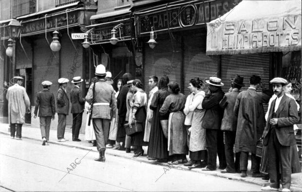 El público Formando cola en la puerta de una panadería en Días de huelga