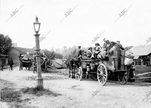 Familias Rumanas Huyendo de los Lugares de la Guerra, al anuncio del avance de...