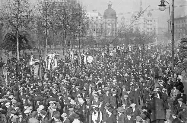 Las Sociedades Corales, Reunidas en la plaza de Cataluña, para Dirigirse...