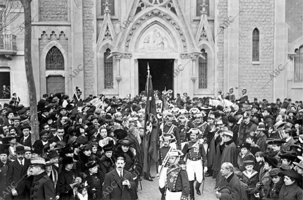 Las Fuerzas del 21 tercio de la Benemérita al salir de la iglesia de los Padres...