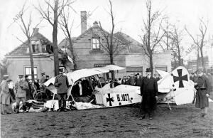 Aeroplano alemán que Cayó Incendiado en Nimega (Holanda) y Cuyos Tripulantes...