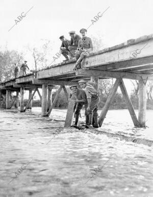 Soldados de un regimiento inglés de Ingenieros Reparando un puente en las...