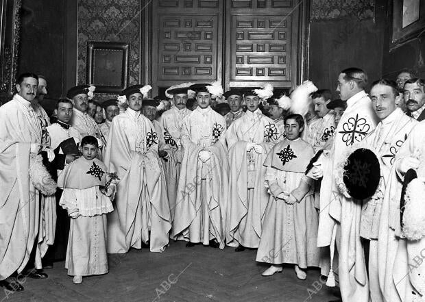 D. Pedro F. Villaverde (1), D. Manuel (2) y D. José Falcó (3), después de ser...