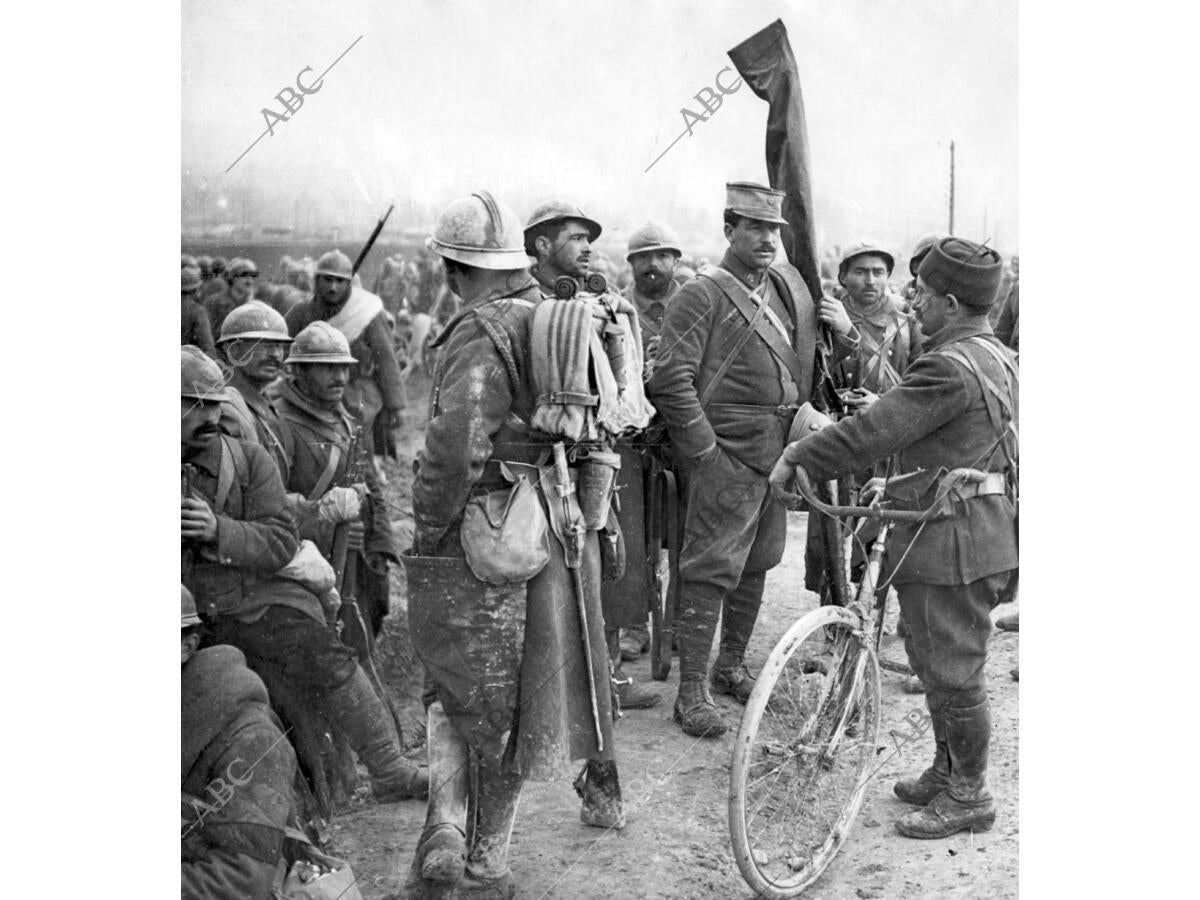 Fuerzas Francesas en Marcha, Recibiendo Instrucciones durante un