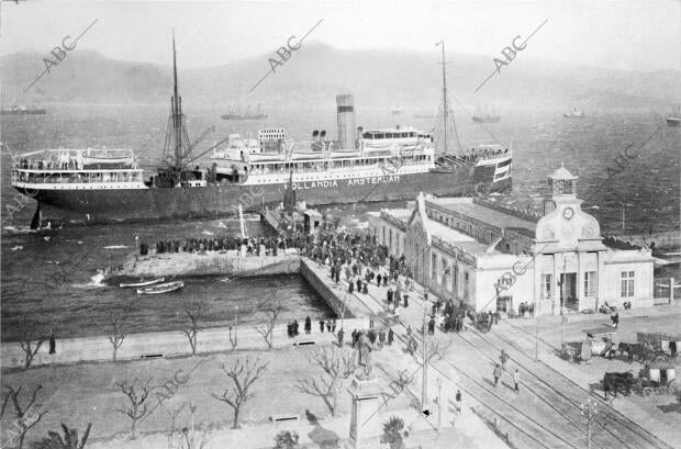 Entrada del transatlántico Holandés "Hollandia", que ha Quedado refugiado en...