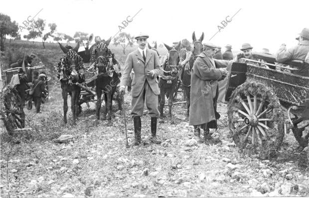 S.M. el Rey y los demás cazadores preparándose para regresar al Palacio del...