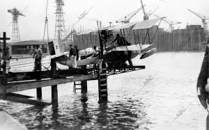 Preparativos para la botadura de un hidroavión en un puerto francés