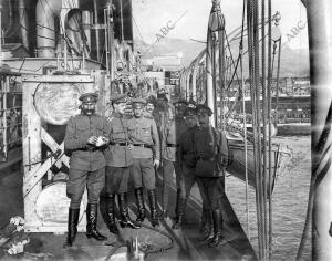 En un puerto francés Oficiales Rusos y Franceses abordo del Transporte "Lutetia"...