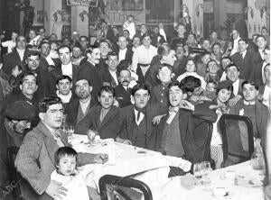 Los Vendedores de nuestro Colega "la Mañana" en el banquete con que ayer Fueron...