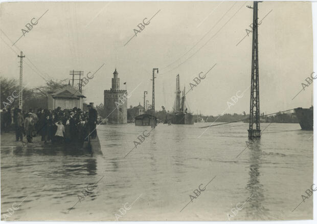 Aspecto en las inmediaciones del muelle que ha quedado cubierto por las aguas