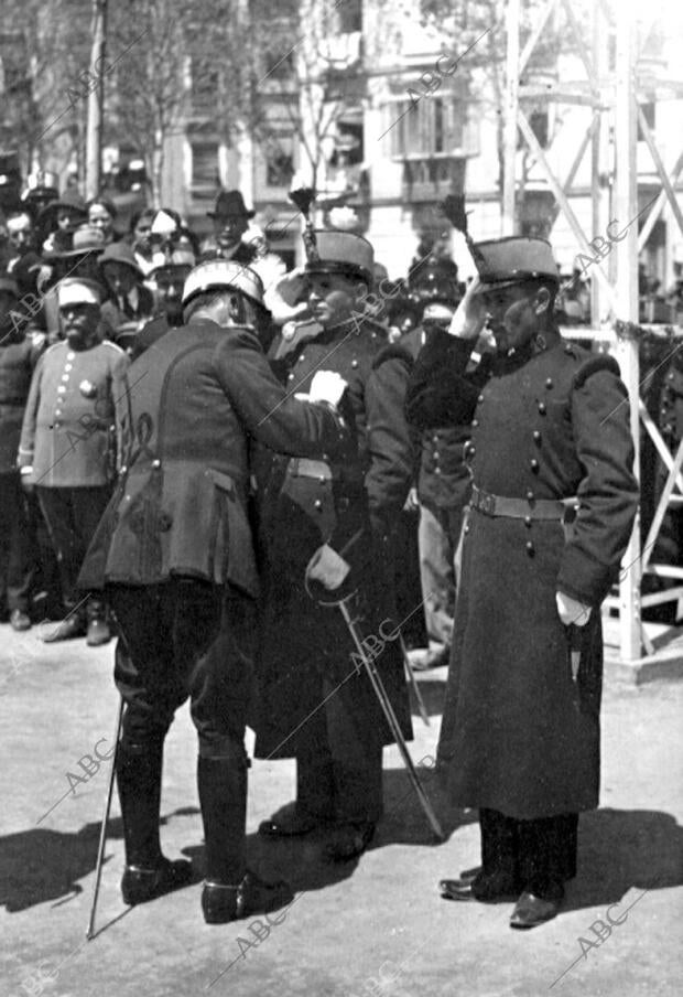 El coronel del regimiento de Córdoba Imponiendo la Laureada al brigada don...