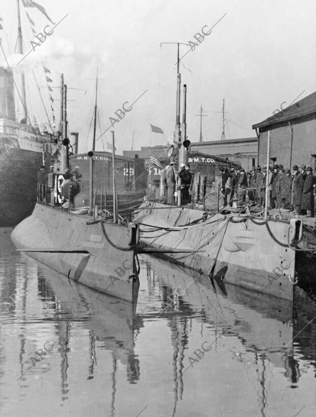 Submarinos de novísimo modelo Amarrados al muelle de Norfolk, Virginia