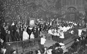 La iglesia parroquial de Belén durante la bendición de La "Senyera" del orfeón...