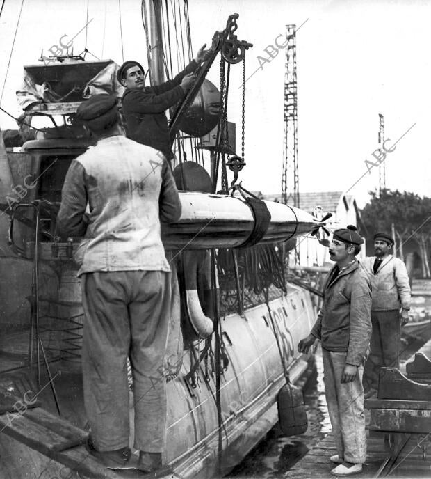Un torpedero francés Embarcando Torpedos en un puerto tunecino