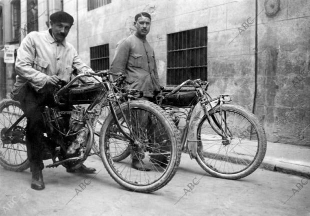Los corredores Víctor Landa y Ángel Retana sobre motos "Indian" de 7 y 5...