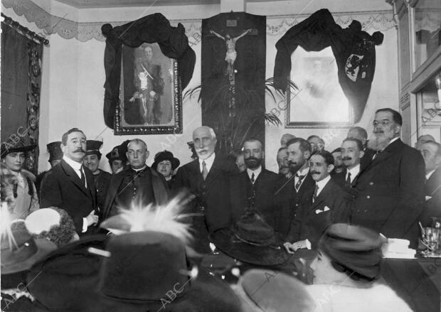 D. Antonio Maura (X) Presidiendo la inauguración del nuevo domicilio social y...