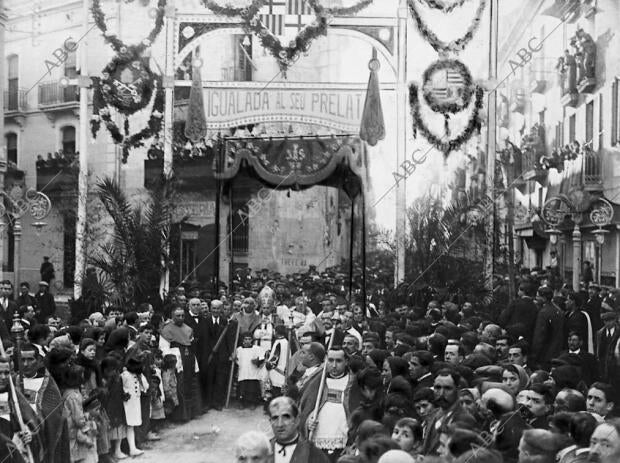 Entrada del obispo de Vich, doctor Muñoz, con motivo de su reciente visita...