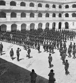 S. M. el Rey (X) Saludando A la bandera del regimiento de Covadonga al pasar...