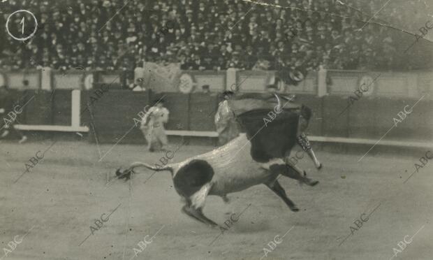 En la imagen, El espada volteado por el sexto toro, cuando intentaba...