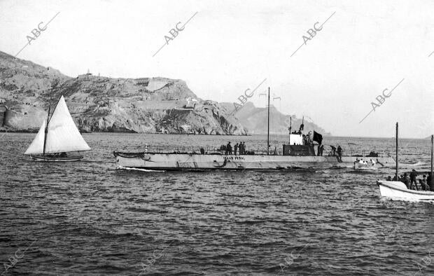 El submarino "Isaac Peral" frente a las fortificaciones de Cartagena a su...