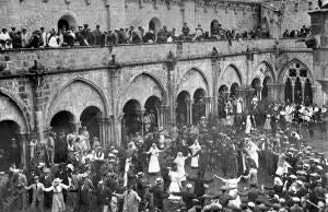 Aspecto del patio del claustro durante un baile de sardanas