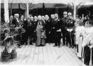 El Arzobispo, doctor Barrera, acompañado del presidente de la unión Gremial, Sr....