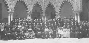 Grupo de los Congresistas Reunidos en el patio de las Doncellas