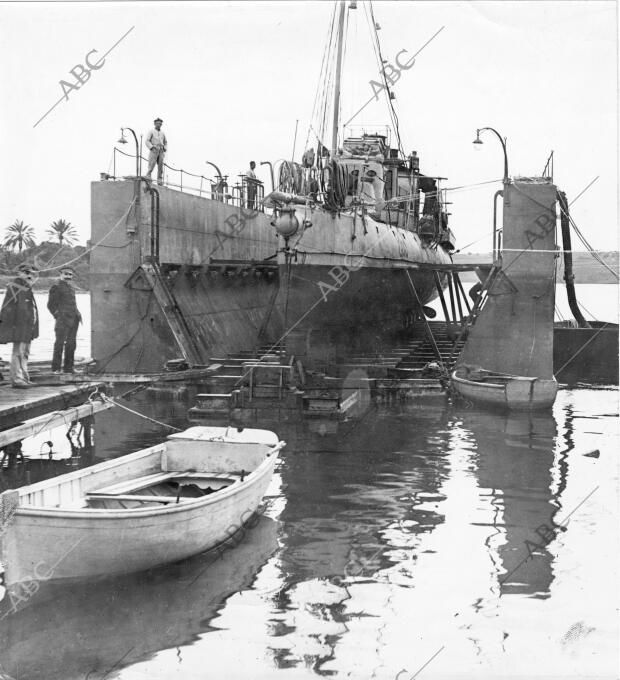 Un torpedero francés Reparando Averías en un dique flotante