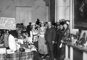 El señor Embajador, con lady Hardinge y Otras Distinguidas Damas, en la tómbola...