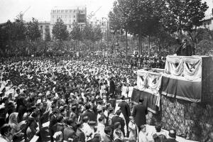 Los Orfeones Catalanes, Dirigidos por el maestro Millet (X), en el concierto que...