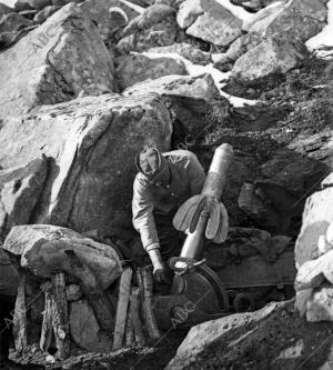 Un soldado serbio Disparando un Lanzaminas de grueso calibre