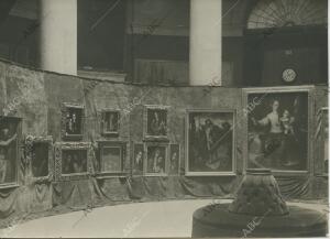 Aspecto de la exposición de cuadros de Morales que se inauguró el día anterior