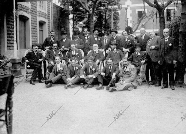 El gobernador Civil, Sr. la Serna (X), con los Miembros de la asociación de la...