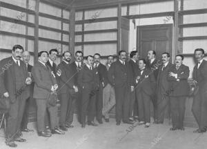 El director general de Bellas Artes, Sr. Anguita (X), con los Jurados de la...