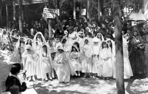 Desayuno de los 194 niños y niñas, preparados y vestidos para la Primera...