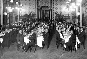 Banquete celebrado con motivo de la terminación del curso de extensión...