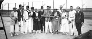 Grupo de jugadores que obtuvieron premios en el concurso de "tennis" celebrado...