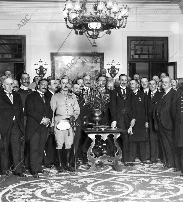 S. M. el Rey (1) con el presidente de la Sociedad, señor duque de Bivona (2),...