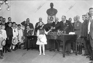 Reparto de Premios de un concurso de tiro infantil entre los Alumnos del colegio...