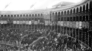 Un aspecto de la plaza de toros, adornada con mantones de Manila, antes de...