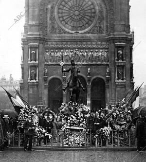 El monumento A Juana de Arco, en la plaza de san Agustín, cubierto de Flores por...