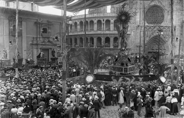 El público visitando las históricas "rocas", instaladas en la Plaza de la...