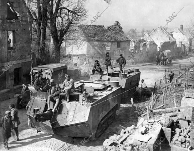 Dos Tanques Franceses en camino hacia la línea de combate