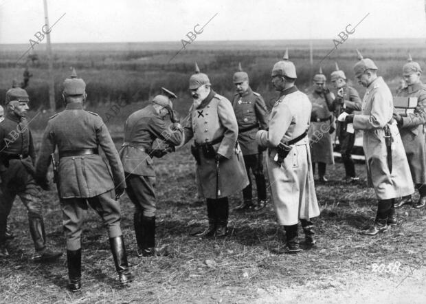 El Rey de Wurtemberg (X) Felicitando A los Oficiales Alemanes Condecorados