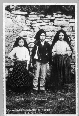 Sor Lucia con sus primos Jacinta y Francisco