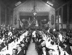 El salón de Actos durante el banquete dado ayer en honor de D. Carlos Martín y...