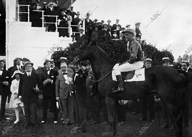 El Marqués de Villamejor (X), Llevando de la brida A su Caballo "Cernobbio",...