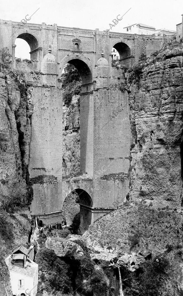 Tajo de Ronda - lugar donde un desprendimiento sepulto tres Edificos Muriendo...