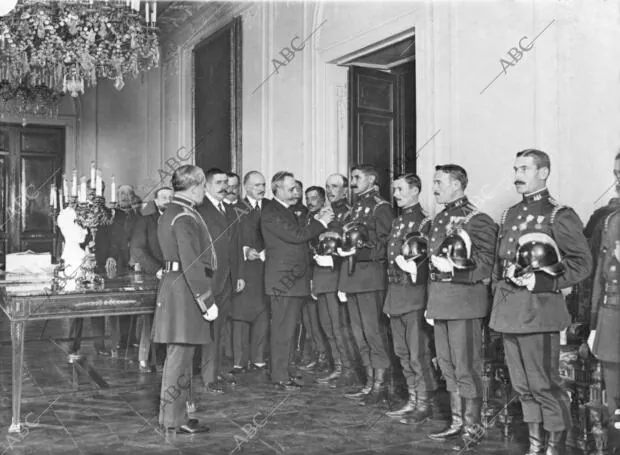 El Sr. Sánchez Guerra (X) Imponiendo A Varios Bomberos la cruz de la orden de...