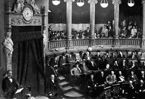 En el ayuntamiento de Barcelona - salón de Sesiones durante la asamblea de...